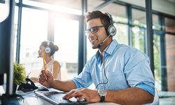 Office-Leute mit Headsets